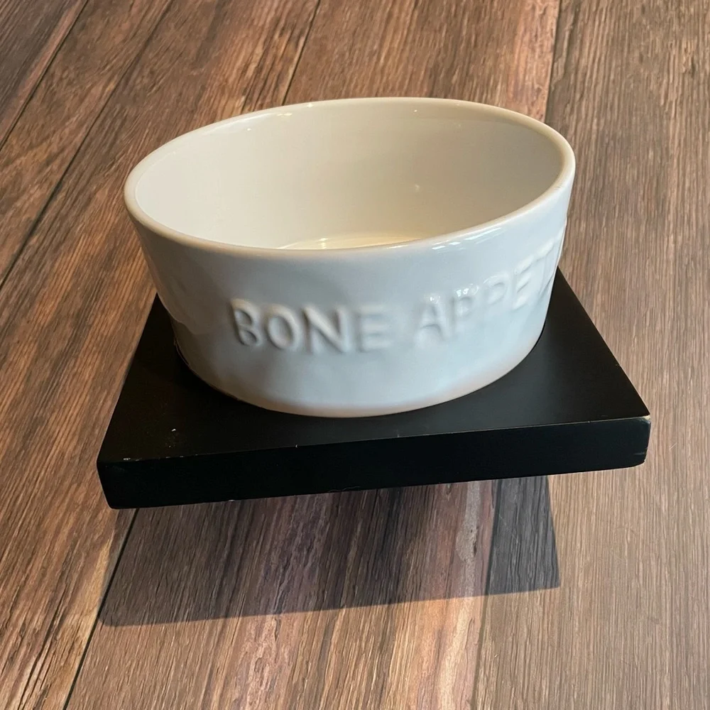 Stoneware “Bone appétit.” Bowl w/stand